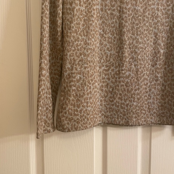 BEACHLUNCHLOUNGE Leopard Print Turtleneck Size Medium - Picture 7 of 10